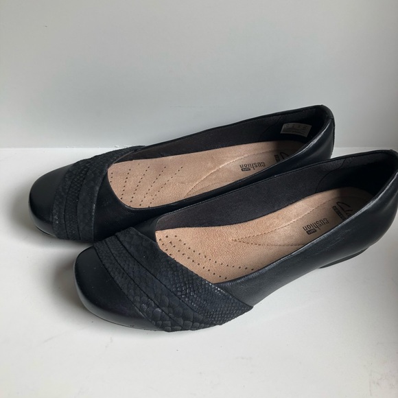 Clarks genuine Leather Black loafers - Picture 2 of 6